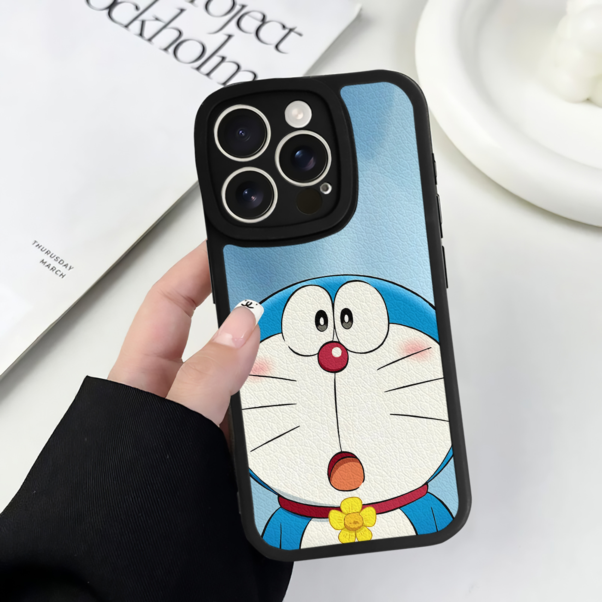 （画像用） ドラえもん Doraemon 【iPhone 16シリーズ対応】シリコンスマホケース（レザー調） 材質：シリコン